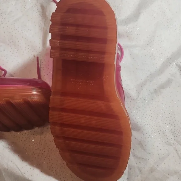 DONATING THIS WEEKEND IF NOT BOUGHT: Melissa boots size 7 for women - Picture 4 of 10